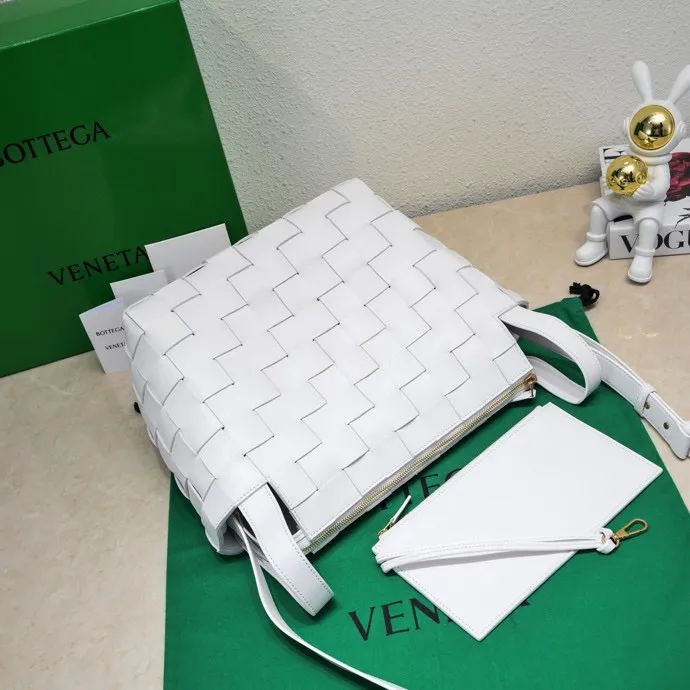 Special price 1600🉐️, Bottega Veneta What can be packed in the new bowling bag? Have you got the new bowling bag? Super large capacity ~ The key is low-key, simple and casual style ~ the fashion sense is not reduced at all. It combines BV's classic woven elements and can also be used for computers. The length of the shoulder straps can be adjusted. It is suitable for tall girls to carry. Boys also have a sunny back☀️ Style number: 7466# Size: 28*21*16